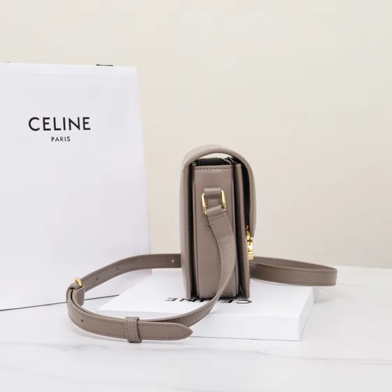 Celine Triomphe Pebble Grå Skuldertaske