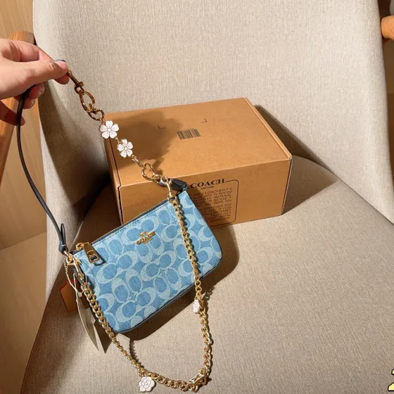 Coach Large Wristlet 19 In Signature Chambray Light Blau 19*11 Schultertasche
