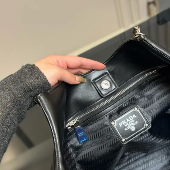 Prada Re-Edition 1995 Chaine หนัง Tote สีดำ Tote Bag