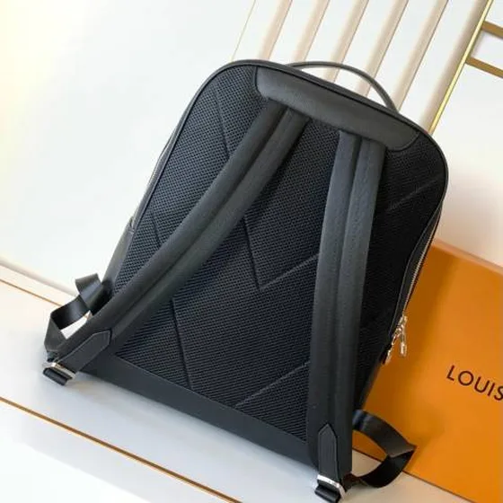 Louis Vuitton Zaino Nero pelle graffiata 40x31x15cm everyday