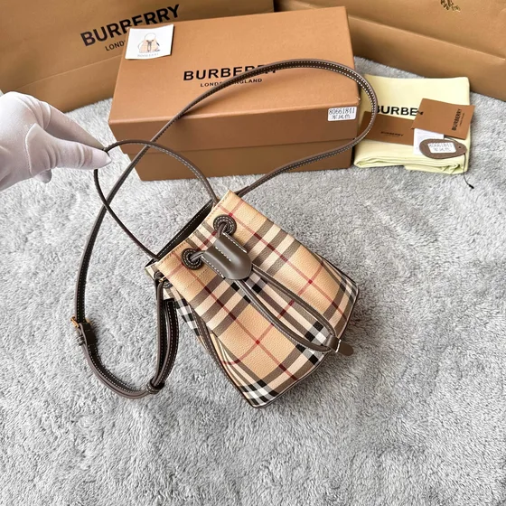 Burberry Mini Check Drawstring Bucket Bag بيج/بني Check Crossbody/Top Handle Bucket Bag