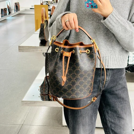 Celine Triomphe Leinwand Drawstring Beuteltasche Tan Schultertasche