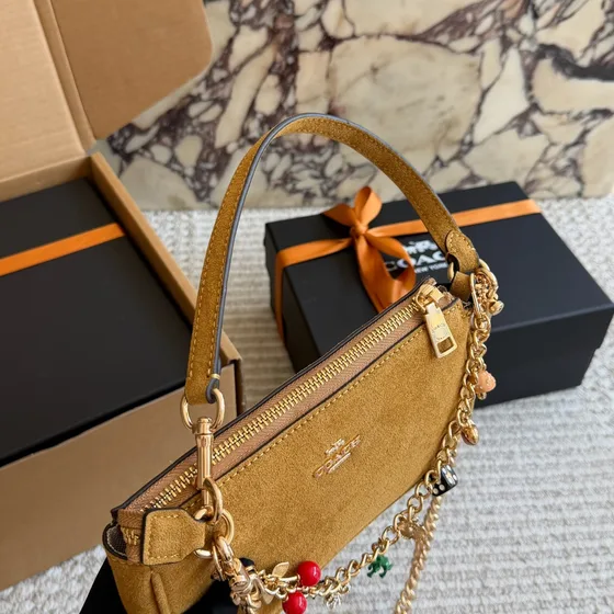 Coach Camurça Charm Shoulder Bolsa transversal Light Marrom Crossbody