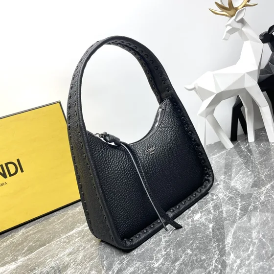Fendi Fendi Roma Mini Hobo Bag สีดำ Hobo