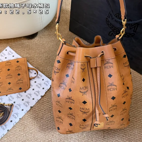 MCM Visetos Drawstring Spandtasketur Cognac 22.5×25cm Crossbody