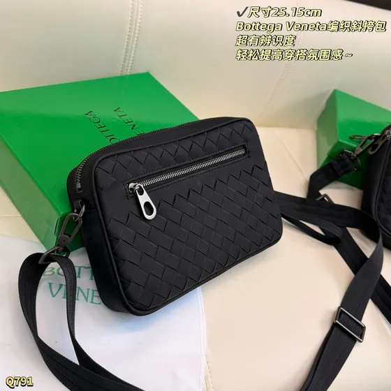 Bottega Veneta Intreccio Nylon Camera Sac bandoulière Noir 25.15cm Crossbody