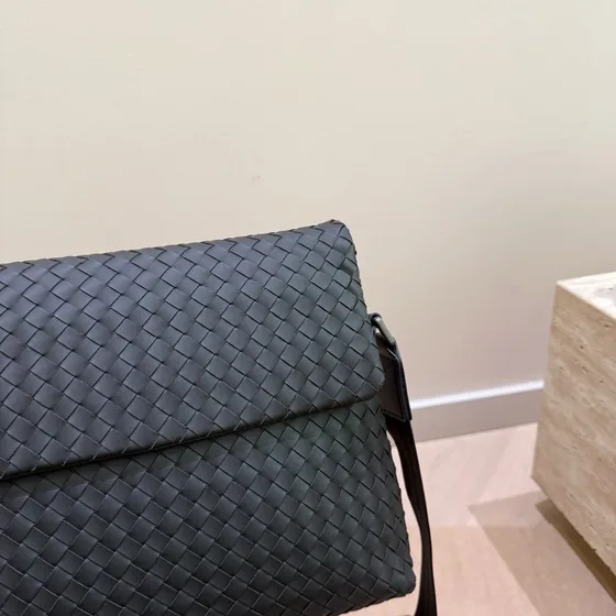 Bottega Veneta Intrecciato Flap Postacı çantası Dark Gri Crossbody