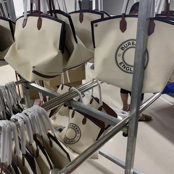 Burberry Logo Graphic Lona Tote Bege/Marrom Bolsa tote