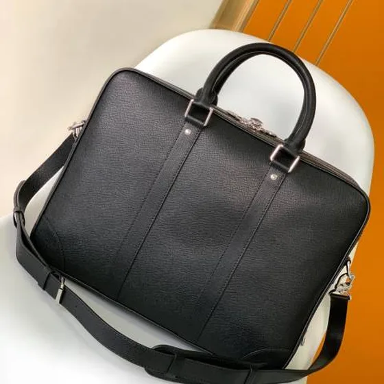 Louis Vuitton M30967 Svart Taiga läder 39 5 x 29 x 9 cm business