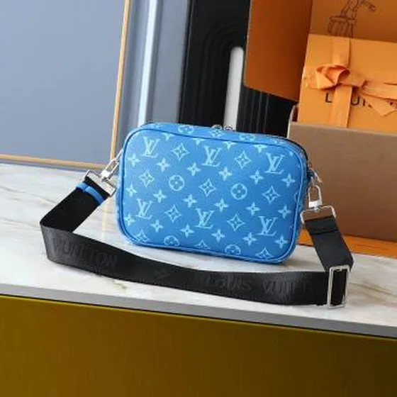 Louis Vuitton Camera Bag أزرق Monogram crossbody