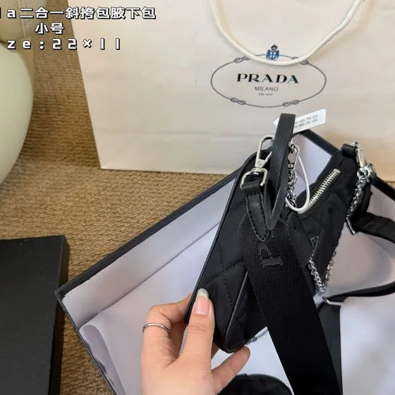 Prada Re-Edition 2005 Bolso bandolera With Estuche Negro 22×11cm Crossbody