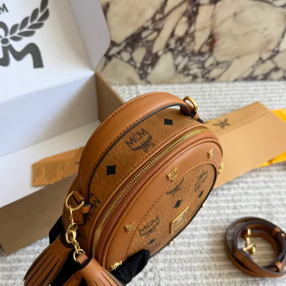 MCM Visetos Anse supérieure Round Sac bandoulière Cognac Marron Crossbody