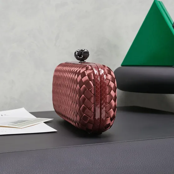 Bottega Veneta Intrecciato Satin Knot Riñonera Borgoña Riñonera