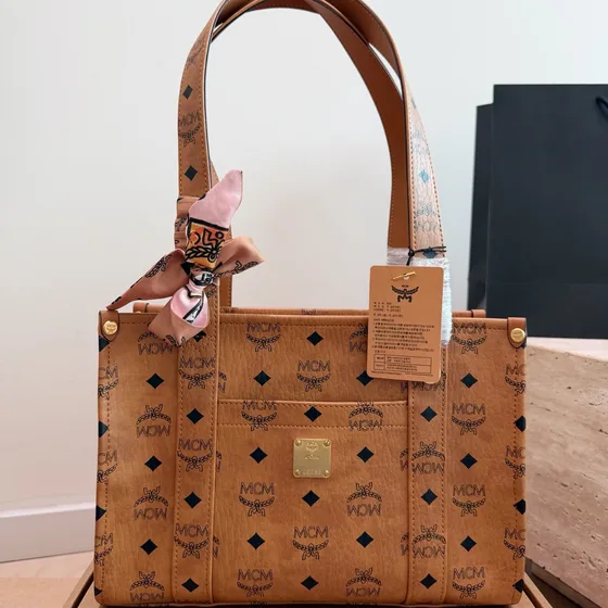 MCM München Tote In Visetos สีดำ Tote Bag
