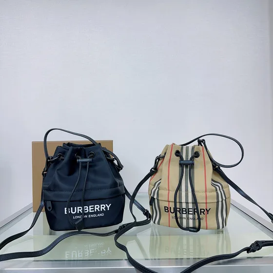 Burberry Icon Stripe Print Econyl Drawstring Bolso cruzado Negro/Beige Crossbody