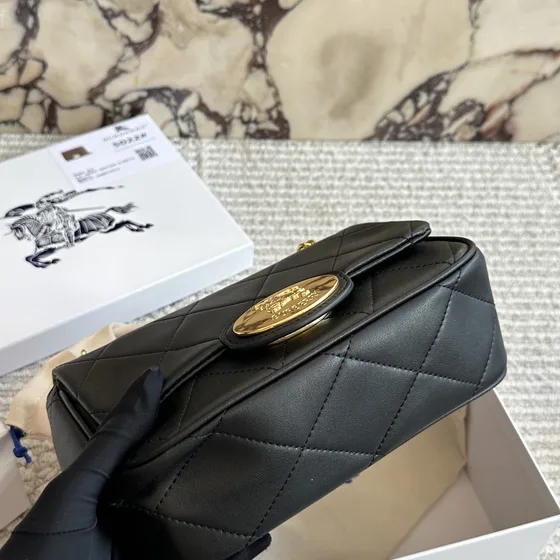 Burberry Quilted หนัง Chain Bag สีดำ Crossbody