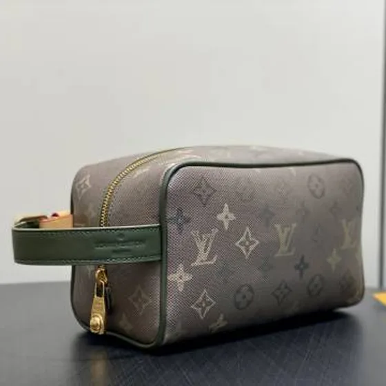 Louis Vuitton M26963 Monogram Surplus 13 x 12 x 23 cm travel