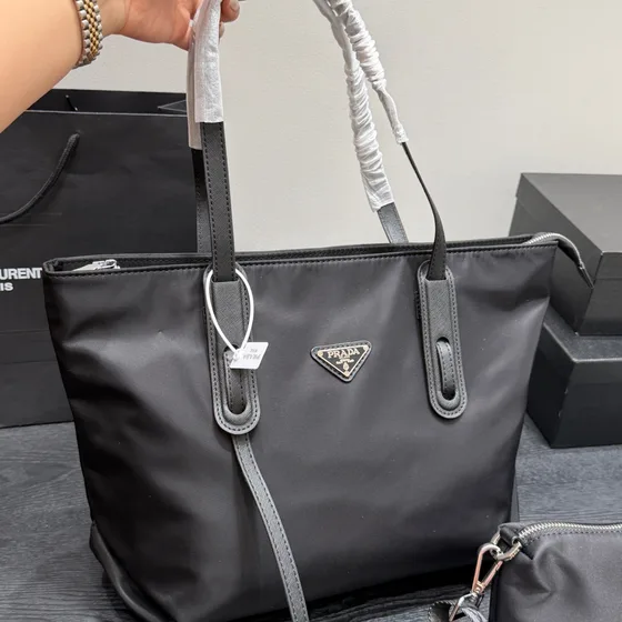 Prada Re-Nilon Tote Bag With Pouch Hitam Tote Bag