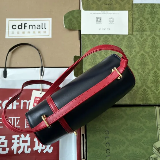 Gucci 1955 Horsebit Asymmetrical Bolso bandolera Rojo And Negro Bolso bandolera