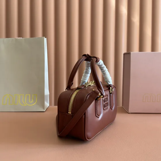 Miu Miu Couro Top-Handle Mini Bag Marrom Alça superior