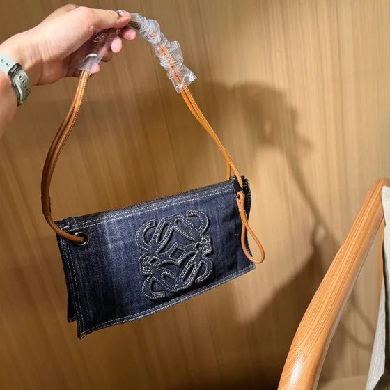 Loewe Loewe Denim Loewe Logo Schoudertas Dark Blauw Denim / Tan Leder Trim Schoudertas