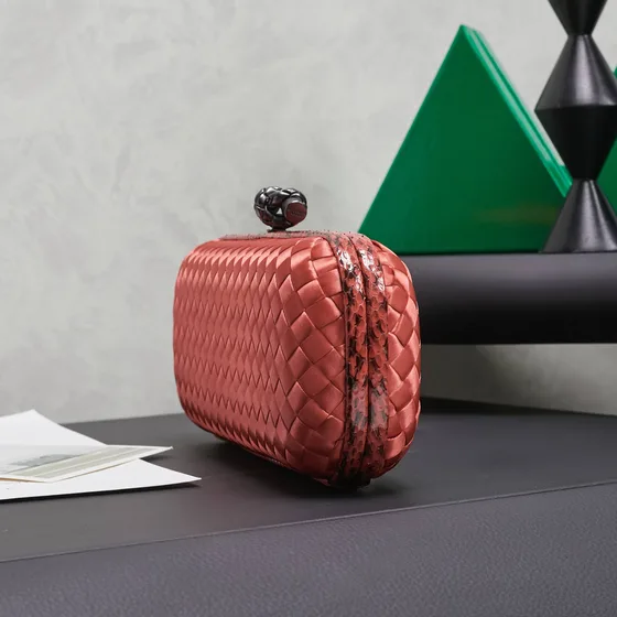Bottega Veneta Intrecciato Satin Knot Riñonera Coral Rosa Riñonera