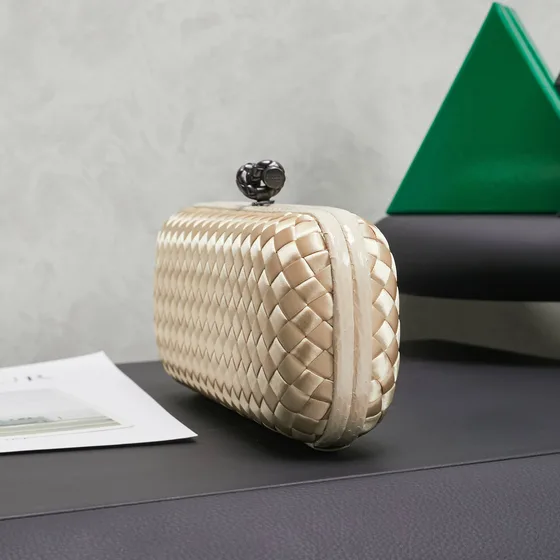 Bottega Veneta Intreccio Satin Knot Clutch Champagne ذهبي Clutch