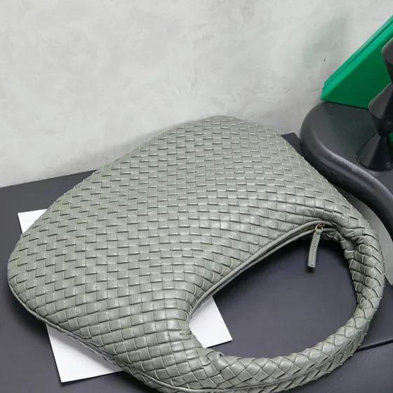 Bottega Veneta Jodie Cinza Hobo