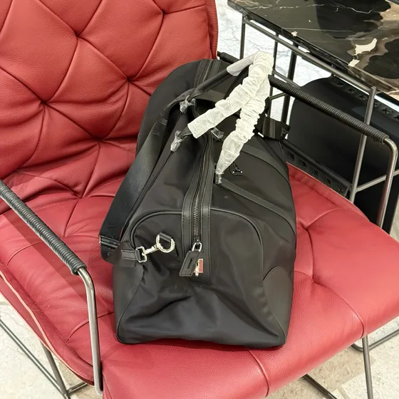 Prada Re-Nylon And Saffiano Skinn Travel Duffle Bag Sort Tophåndtak