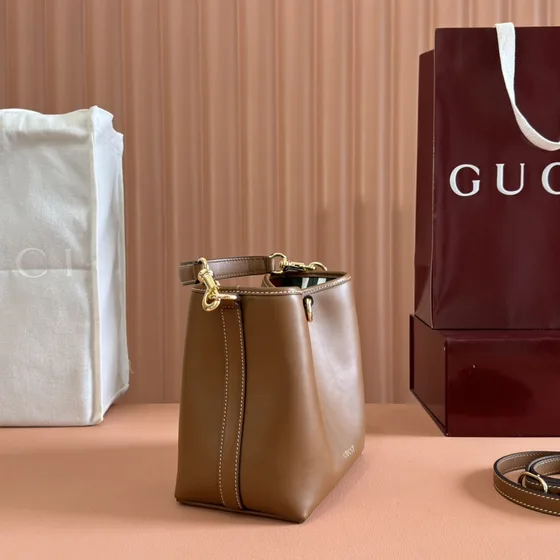 Gucci Gg Emblem Small Beuteltasche Braun Crossbody