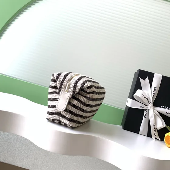Chanel Striped Quilted Cosmetic Etui Sort And Hvid Clutch