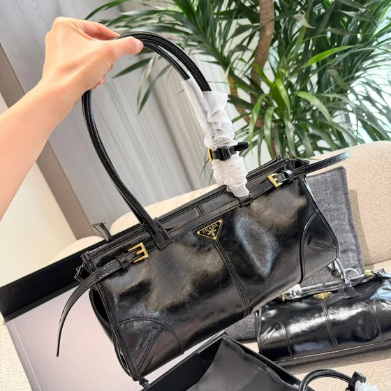 Prada Skinn Tophåndtak Bag With Buckle Straps Sort Tophåndtak