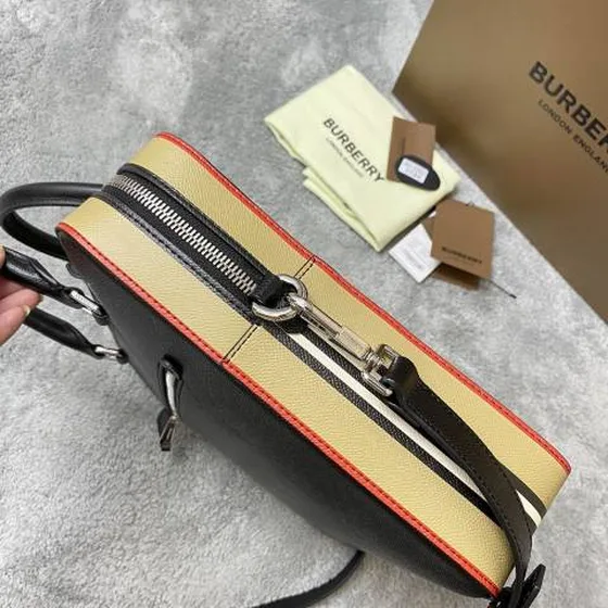 Burberry Pasta Preto business