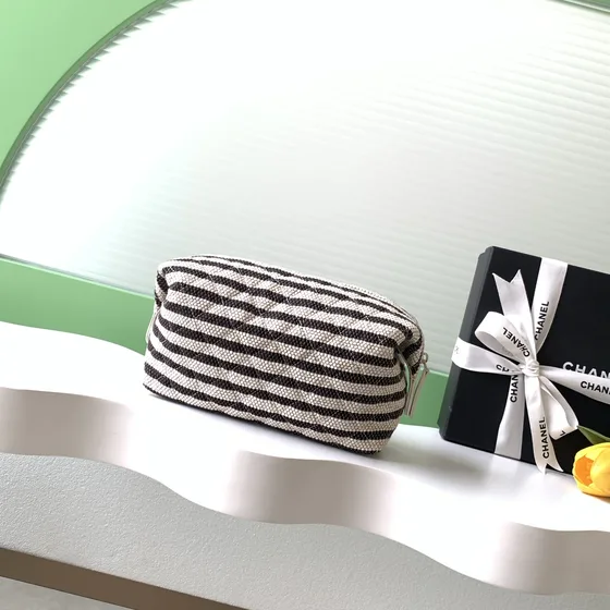 Chanel Striped Quilted Cosmetic Etui Sort And Hvid Clutch