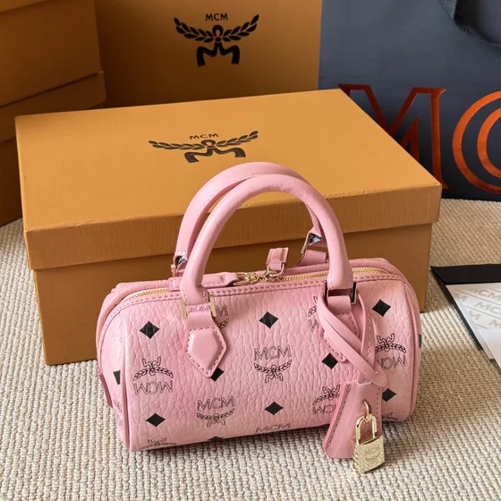 MCM Essential Boston Bag In Visetos Rosa Henkel