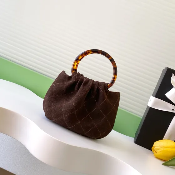 Chanel Quilted Hoop Handle Clutch Dark Braun Henkel