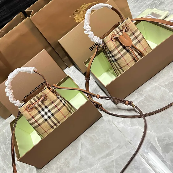 Burberry Check Сумка-ведро Бежевый/Коричневый Сумка-ведро(注:无对应选项,补充此类型,若需选给定选项最接近为Cros