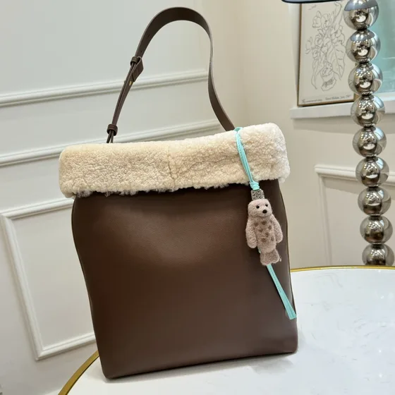 Loewe Seal Charm In Felt And Piel de ternera Marrón/Light Azul Estuche