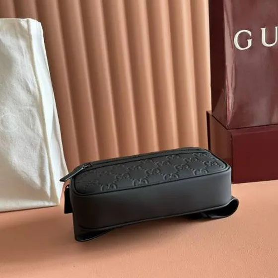 Gucci 771422 Hitam GG embossed kulit everyday