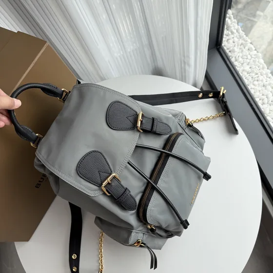 Burberry The Medium Rucksack In Technical نايلون And جلد Gray Backpack