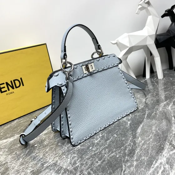 Fendi Peekaboo Iseeu Small Light Blauw Bovenhandgreep