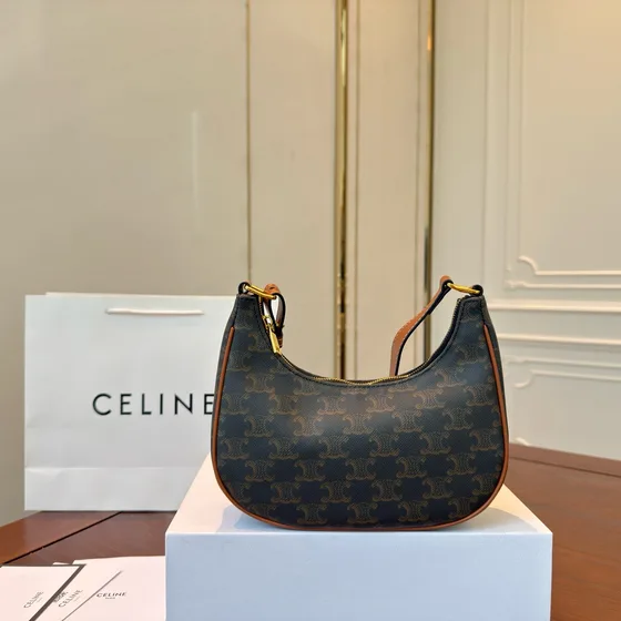 Celine Triomphe Hvit Hobo