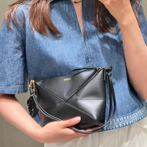 Loewe Puzzle Fold Pouch สีดำ Crossbody