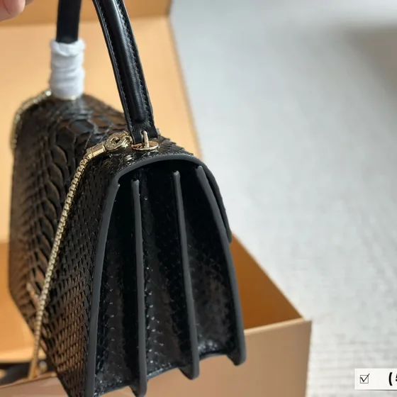 Bvlgari Serpenti Forever Top Handle Đen Top Handle