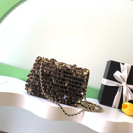 Chanel Classic Flap أسود/ذهبي Flap Bag