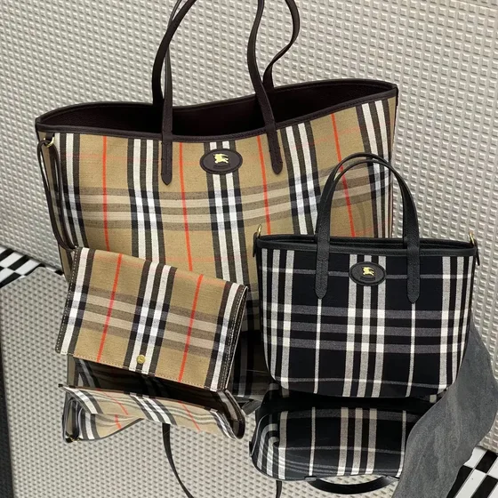 Burberry Grainy Skinn Reversible Check Tote Dark Brun Shopperveske