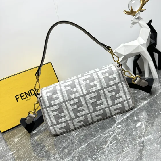 Fendi Baguette Trắng/Xám Shoulder Bag