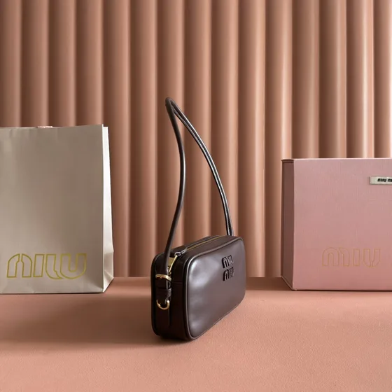 Miu Miu Embossed Logo Kulit Shoulder Bag Dark Coklat Shoulder Bag