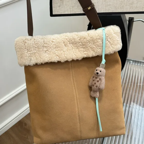 Loewe Seal Charm In Felt And Piel de ternera Marrón/Light Azul Estuche