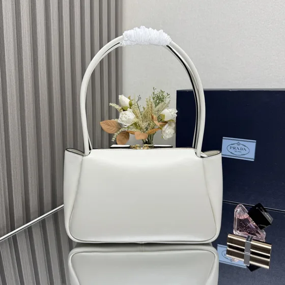 Prada Small Brushed Кожа Сумка на плечо Белый Сумка на плечо